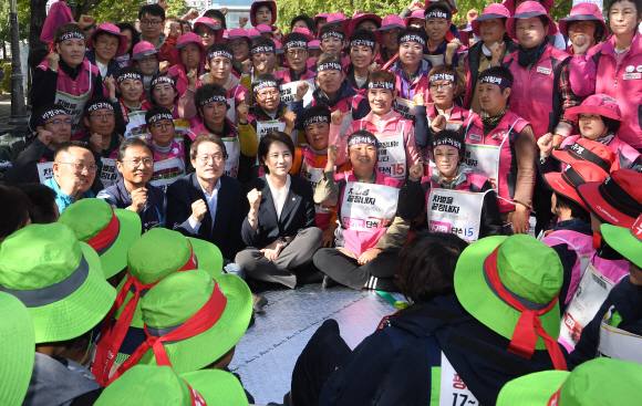 학교 비정규직 노동자들과 교육 당국이 임금 교섭에 합의를 이룬 15일 유은혜 사회부총리 겸 교육부 장관과 조희연 서울시 교육감이 서울 청와대 앞에서 농성중인 조합원들과 김명환 민주노총 위원장을 만나 파이팅을 외치고 있다. 2019.10.15. 오장환 기자 5zzang@seoul.co.kr