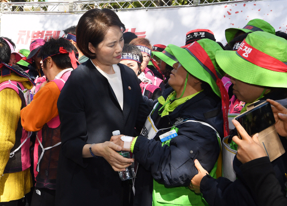 학교 비정규직 노동자들과 교육 당국이 임금 교섭에 합의를 이룬 15일 유은혜 사회부총리 겸 교육부 장관이 서울 청와대 앞에서 농성중인 조합원들과 만나 격려를 하고 있다. 2019.10.15. 오장환 기자 5zzang@seoul.co.kr