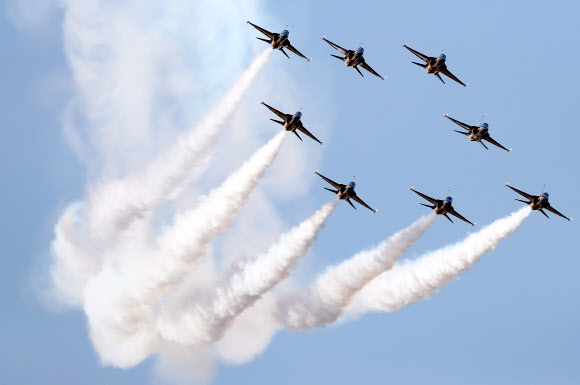 축하비행 펼치는 블랙이글스