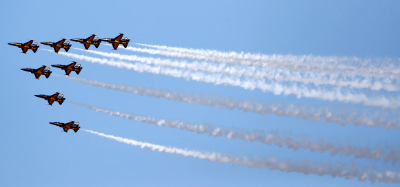 블랙이글스의 아덱스 개막 축하비행