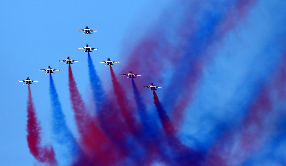 아덱스 개막 기념하는 블랙이글스의 축하비행