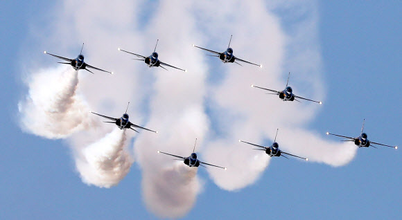 블랙이글스의 아덱스 개막 축하 비행