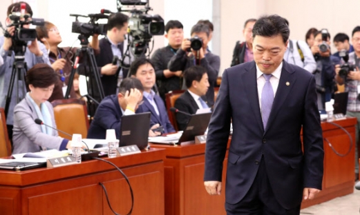무거운 표정으로 자리 향하는 김오수 법무부 차관
