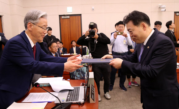 선서문 제출하는 김오수 차관