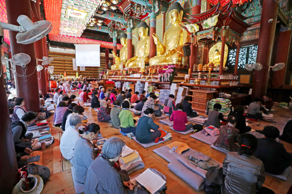 ‘수능 잘 보게 해주세요’