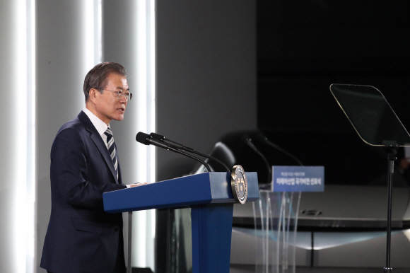 문재인 대통령이 15일 경기도 화성시 현대자동차 남양연구소에서 열린 미래차산업 국가비전 선포식에 참석, 인사말을 하고 있다. 2019. 10.15. 도준석 기자pado@seoul.co.kr