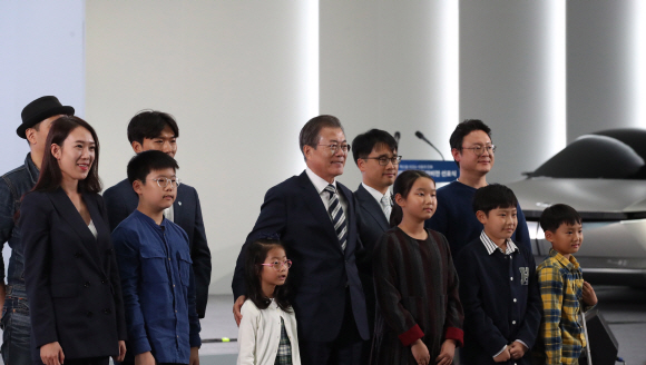 문재인 대통령이 15일 경기도 화성시 현대자동차 남양연구소에서 열린 미래차산업 국가비전 선포식에 참석, ‘아이들이 꿈꾸는 미래차 이야기 토크쇼’에 참여한 어린이들과 기념촬영을 하고 있다. 2019. 10.15. 도준석 기자pado@seoul.co.kr