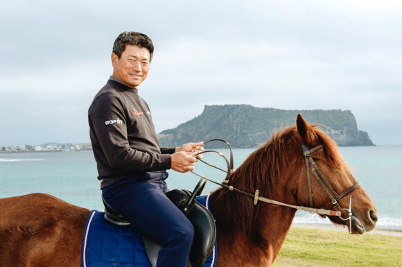제주에서 승마 체험하는 최경주
