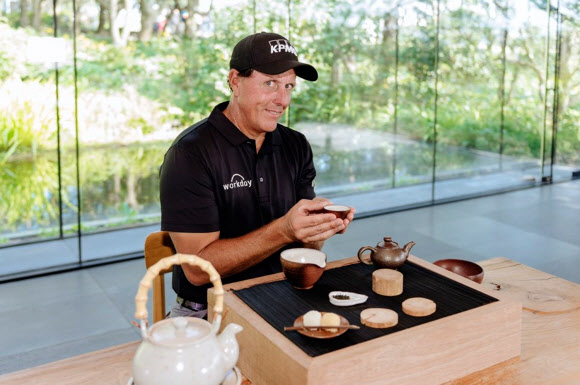 제주에서 다도 체험을 하는 필 미켈슨