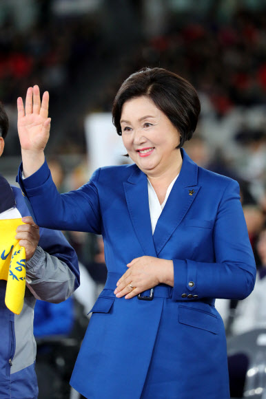 장애인체육대회 입장하는 선수단 맞이하는 김정숙 여사