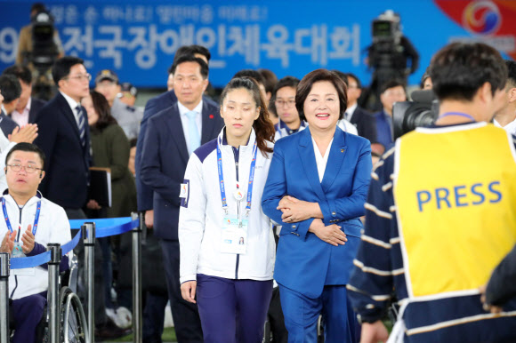 장애인체육대회 개회식장 입장하는 김정숙 여사