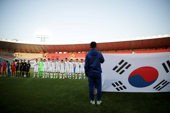 15일 북한 평양 김일성경기장에서 열린 2022 카타르월드컵 2차 예선 3차전 남북전을 시작하기 전 애국가를 연주하는 동안 선수들이 태극기를 바라보고 있다. 이날 남북전은 접전 끝에 0-0 무승부로 끝났다. 대한축구협회 제공