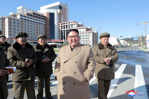북한 김정은 국무위원장, 삼지연군 건설현장 시찰