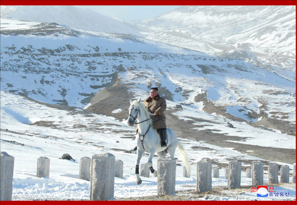백마 타고 백두산 오른 김정은