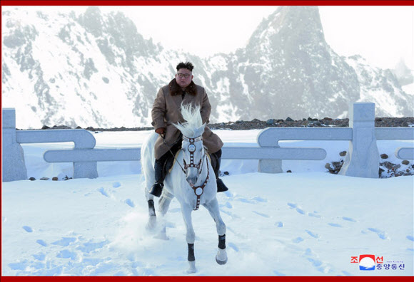백마 타고 백두산 오른 김정은