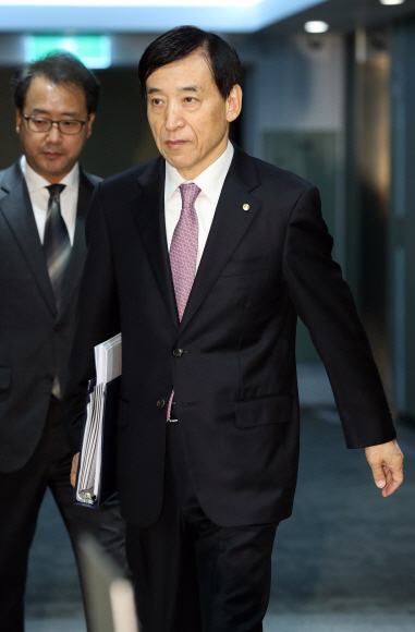 이주열 한국은행 총재가 16일 오전 서울 중구 한국은행에서 열린 금융통화위원회 회의에 참석하고 있다. 2019. 10.16. 도준석 기자pado@seoul.co.kr