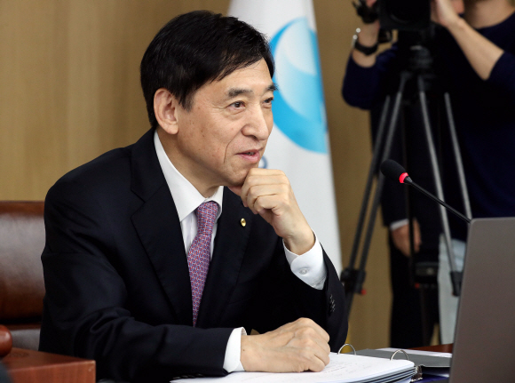 이주열 한국은행 총재가 16일 오전 서울 중구 한국은행에서 열린 금융통화위원회 회의에 참석해 있다. 2019. 10.16. 도준석 기자pado@seoul.co.kr