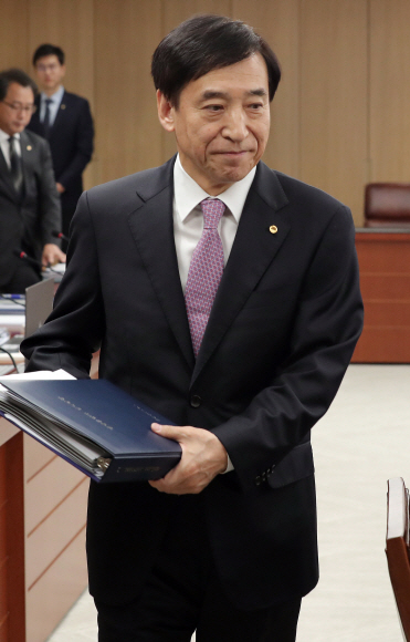 이주열 한국은행 총재가 16일 오전 서울 중구 한국은행에서 열린 금융통화위원회 통화정책회의에 참석하고 있다. 2019. 10.16. 도준석 기자pado@seoul.co.kr