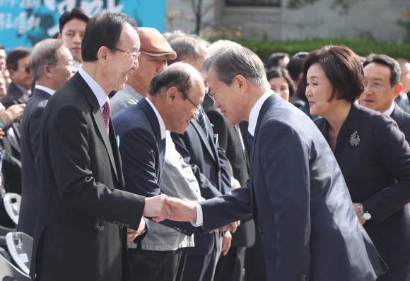 <청와대>부마민주항쟁 기념식/ 문재인 대통령이 16일 경남 창원시 경남대학교에서 열린 제40주년 부마민주항쟁 기념식에 문정수 부산민주항쟁기념사업회 이사장과 악수를 하고 있다. 2019. 10.16. 도준석 기자pado@seoul.co.kr