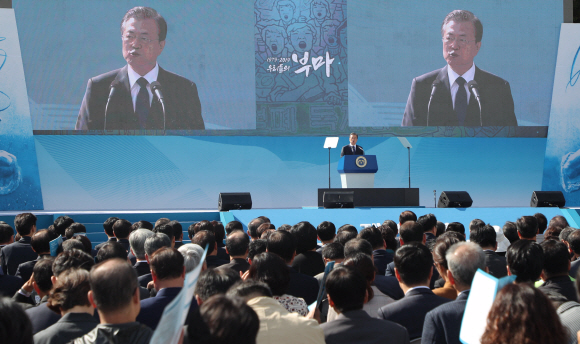 <청와대>부마민주항쟁 기념식/ 문재인 대통령이 16일 경남 창원시 경남대학교에서 열린 제40주년 부마민주항쟁 기념식에 기념사를 하고 있다. 2019. 10.16. 도준석 기자pado@seoul.co.kr