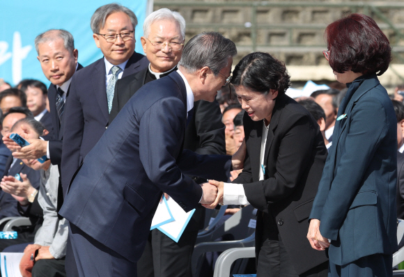 문재인 대통령이 16일 경남 창원시 경남대학교에서 열린 제40주년 부마민주항쟁 기념식에 기념사를 마치고 옥정애 당시 마산시위 참여자를 위로하고 있다. 2019. 10.16. 도준석 기자pado@seoul.co.kr