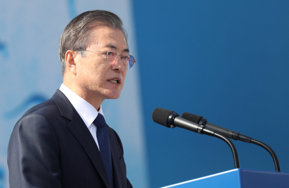 문재인 대통령이 16일 경남 창원시 경남대학교에서 열린 제40주년 부마민주항쟁 기념식에 기념사를 하고 있다. 2019. 10.16. 도준석 기자pado@seoul.co.kr