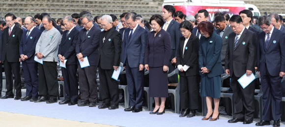 문재인 대통령이 16일 경남 창원시 경남대학교에서 열린 제40주년 부마민주항쟁 기념식에 참석자들과 묵념을 하고 있다. 2019. 10.16. 도준석 기자pado@seoul.co.kr