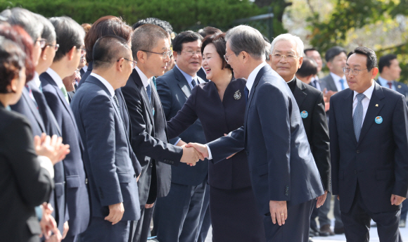 문재인 대통령이 16일 경남 창원시 경남대학교에서 열린 제40주년 부마민주항쟁 기념식에 황교안 자유한국당 대표와 악수를 하고 있다. 2019. 10.16. 도준석 기자pado@seoul.co.kr