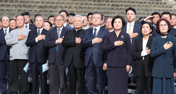 문재인 대통령이 16일 경남 창원시 경남대학교에서 열린 제40주년 부마민주항쟁 기념식에 참석자들과 국민의례를 하고 있다. 2019. 10.16. 도준석 기자pado@seoul.co.kr