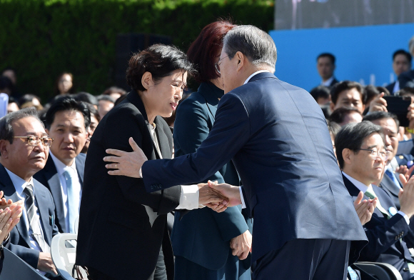 문재인 대통령이 16일 경남 창원시 마산합포구 경남대학교에서 열린 제40주년 부마민주항쟁 기념식에서 기념사를 마친 뒤 옥정애 부마민주항쟁 참가자를 위로 하고 있다. 유신 독재 체제에 저항해 부산과 마산(현 창원시) 일대에서 시작한 민주화 운동인 ‘부마민주항쟁’은 올해 국가기념일로 지정됐다. 2019. 10.16. 도준석 기자pado@seoul.co.kr