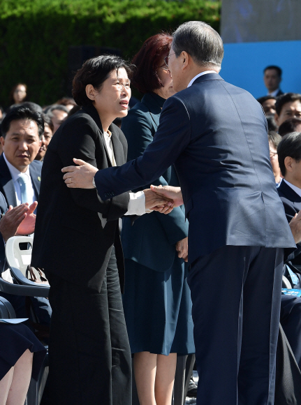 문재인 대통령이 16일 경남 창원시 마산합포구 경남대학교에서 열린 제40주년 부마민주항쟁 기념식에서 기념사를 마친 뒤 옥정애 부마민주항쟁 참가자를 위로 하고 있다. 유신 독재 체제에 저항해 부산과 마산(현 창원시) 일대에서 시작한 민주화 운동인 ‘부마민주항쟁’은 올해 국가기념일로 지정됐다. 2019. 10.16. 도준석 기자pado@seoul.co.kr