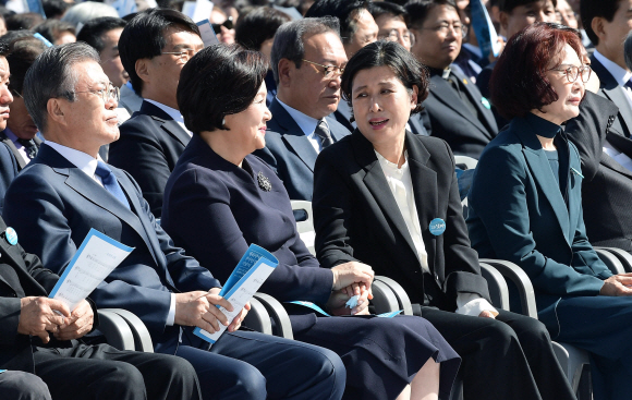 문재인 대통령이 16일 경남 창원시 마산합포구 경남대학교에서 열린 제40주년 부마민주항쟁 기념식에 참석, 김정숙 여사가 옥정애 부마민주항쟁 참가자와 손을 잡고 대화하고 있다. 유신 독재 체제에 저항해 부산과 마산(현 창원시) 일대에서 시작한 민주화 운동인 ‘부마민주항쟁’은 올해 국가기념일로 지정됐다. 2019. 10.16. 도준석 기자pado@seoul.co.kr