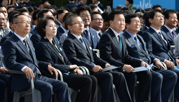 16일 경남 창원시 마산합포구 경남대학교에서 열린 제40주년 부마민주항쟁 기념식에서 이주영(왼쪽부터) 국회부의장, 유은혜 사회부총리, 자유한국당 황교안 대표, 바른미래당 손학규 대표, 더불어민주당 설훈 의원이 참석하고 있다. 유신 독재 체제에 저항해 부산과 마산(현 창원시) 일대에서 시작한 민주화 운동인 ‘부마민주항쟁’은 올해 국가기념일로 지정됐다. 2019. 10.16. 도준석 기자pado@seoul.co.kr