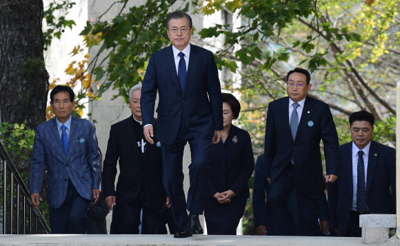 문재인 대통령이 16일 경남 창원시 마산합포구 경남대학교에서 열린 제40주년 부마민주항쟁 기념식에 참석 하고 있다. 유신 독재 체제에 저항해 부산과 마산(현 창원시) 일대에서 시작한 민주화 운동인 ‘부마민주항쟁’은 올해 국가기념일로 지정됐다. 2019. 10.16. 도준석 기자pado@seoul.co.kr
