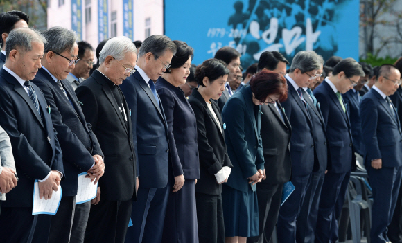 문재인 대통령과 참석자들이 16일 경남 창원시 마산합포구 경남대학교에서 열린 제40주년 부마민주항쟁 기념식에서 묵념을 하고 있다. 유신 독재 체제에 저항해 부산과 마산(현 창원시) 일대에서 시작한 민주화 운동인 ‘부마민주항쟁’은 올해 국가기념일로 지정됐다. 2019. 10.16. 도준석 기자pado@seoul.co.kr