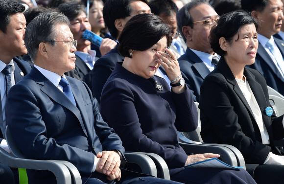 김정숙 여사가 16일 경남 창원시 마산합포구 경남대학교에서 열린 제40주년 부마민주항쟁 기념식에서 피해자 증언 영상을 보며 눈물을 흘리고 있다. 유신 독재 체제에 저항해 부산과 마산(현 창원시) 일대에서 시작한 민주화 운동인 ‘부마민주항쟁’은 올해 국가기념일로 지정됐다. 2019. 10.16. 도준석 기자pado@seoul.co.kr