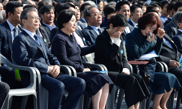 김정숙 여사가 16일 경남 창원시 마산합포구 경남대학교에서 열린 제40주년 부마민주항쟁 기념식에서 기념사를 마친 뒤 옥정애 부마민주항쟁 참가자를 위로 하고 있다. 유신 독재 체제에 저항해 부산과 마산(현 창원시) 일대에서 시작한 민주화 운동인 ‘부마민주항쟁’은 올해 국가기념일로 지정됐다. 2019. 10.16. 도준석 기자pado@seoul.co.kr