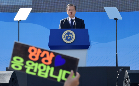 문재인 대통령이 16일 경남 창원시 마산합포구 경남대학교에서 열린 제40주년 부마민주항쟁 기념식에서 기념사를 하고 있다. 유신 독재 체제에 저항해 부산과 마산(현 창원시) 일대에서 시작한 민주화 운동인 ‘부마민주항쟁’은 올해 국가기념일로 지정됐다. 2019. 10.16. 도준석 기자pado@seoul.co.kr