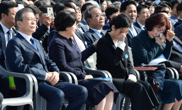 김정숙 여사가 16일 경남 창원시 마산합포구 경남대학교에서 열린 제40주년 부마민주항쟁 기념식에서 기념사를 마친 뒤 옥정애 부마민주항쟁 참가자를 위로 하고 있다. 유신 독재 체제에 저항해 부산과 마산(현 창원시) 일대에서 시작한 민주화 운동인 ‘부마민주항쟁’은 올해 국가기념일로 지정됐다. 2019. 10.16. 도준석 기자pado@seoul.co.kr