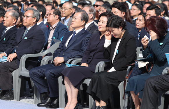 <청와대>부마민주항쟁 기념식/ 16일 경남 창원시 경남대학교에서 열린 제40주년 부마민주항쟁 기념식에 김정숙 여사가 눈물을 흘리는 옥정애 당시 마산시위 참여자를 위로하고 있다. 2019. 10.16. 도준석 기자pado@seoul.co.kr
