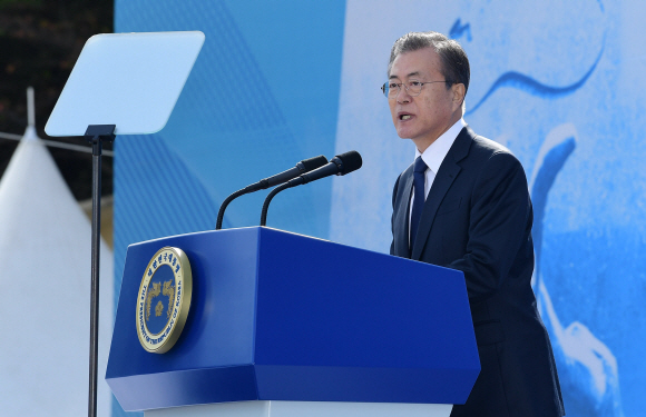 문재인 대통령이 16일 경남 창원시 마산합포구 경남대학교에서 열린 제40주년 부마민주항쟁 기념식에서 기념사를 하고 있다. 유신 독재 체제에 저항해 부산과 마산(현 창원시) 일대에서 시작한 민주화 운동인 ‘부마민주항쟁’은 올해 국가기념일로 지정됐다. 2019. 10.16. 도준석 기자pado@seoul.co.kr