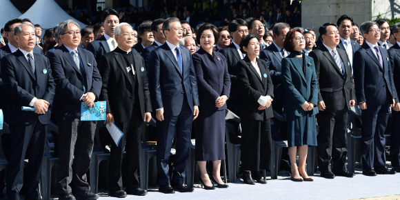 문재인 대통령이 16일 경남 창원시 마산합포구 경남대학교에서 열린 제40주년 부마민주항쟁 기념식에 참석, 우리의 소원을 합창하고 있다. 유신 독재 체제에 저항해 부산과 마산(현 창원시) 일대에서 시작한 민주화 운동인 ‘부마민주항쟁’은 올해 국가기념일로 지정됐다. 2019. 10.16. 도준석 기자pado@seoul.co.kr