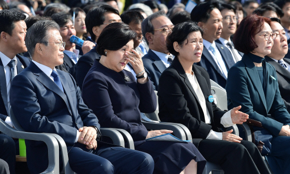 김정숙 여사가 16일 경남 창원시 마산합포구 경남대학교에서 열린 제40주년 부마민주항쟁 기념식에서 피해자 증언 영상을 보며 눈물을 흘리고 있다. 유신 독재 체제에 저항해 부산과 마산(현 창원시) 일대에서 시작한 민주화 운동인 ‘부마민주항쟁’은 올해 국가기념일로 지정됐다. 2019. 10.16. 도준석 기자pado@seoul.co.kr