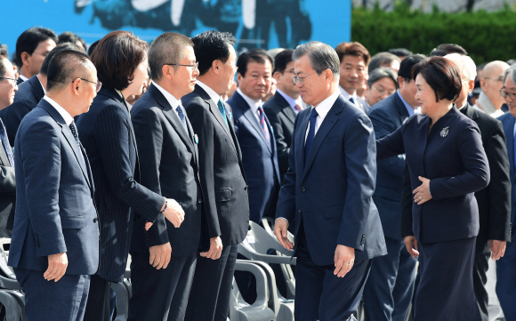 문재인 대통령이 16일 경남 창원시 마산합포구 경남대학교에서 열린 제40주년 부마민주항쟁 기념식에서 자유한국당 황교안 대표와 인사 하고 있다. 유신 독재 체제에 저항해 부산과 마산(현 창원시) 일대에서 시작한 민주화 운동인 ‘부마민주항쟁’은 올해 국가기념일로 지정됐다. 2019. 10.16. 도준석 기자pado@seoul.co.kr