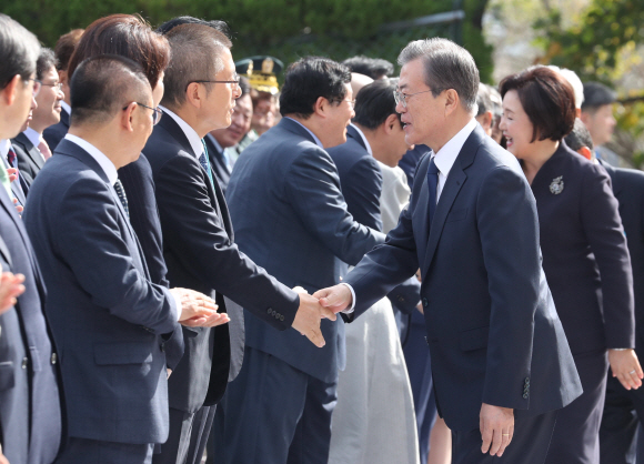 <청와대>부마민주항쟁 기념식/ 문재인 대통령이 16일 경남 창원시 경남대학교에서 열린 제40주년 부마민주항쟁 기념식에 황교안 자유한국당 대표와 악수를 하고 있다. 2019. 10.16. 도준석 기자pado@seoul.co.kr