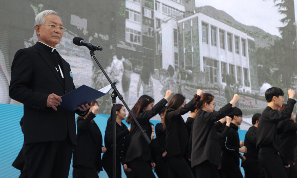 <청와대>부마민주항쟁 기념식/ 16일 경남 창원시 경남대학교에서 열린 제40주년 부마민주항쟁 기념식에 송기인 부마민주항쟁기념재단 이사장의 경과보고와 주요사건을 재현하고 있다. 2019. 10.16. 도준석 기자pado@seoul.co.kr