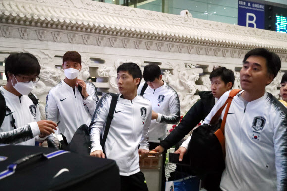 29년 만에 ‘평양 원정’에 나섰던 한국 축구 대표팀이 16일 오후 귀국을 위해 경유지인 베이징(北京)에 도착했다. 사진은 서우두 공항 입국장으로 나온 선수들의 모습. 2019.10.16. 연합뉴스