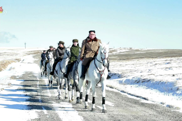 백마 타고 백두산 오른 김정은