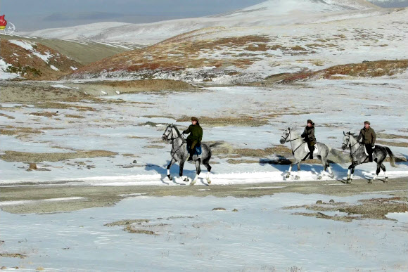 백마타고 백두산 오른 김정은…김여정 현송월 등 수행
