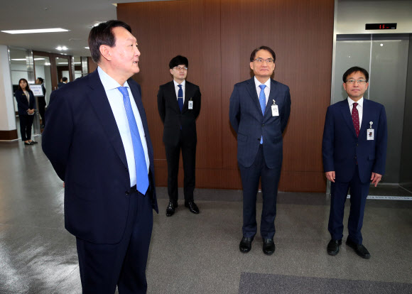 윤석열 검찰총장(왼쪽)과 한동훈 반부패 강력부장(왼쪽 두번째)을 비롯한 대검찰청 간부들이 17일 서울 서초구 대검찰청에서 열리는 국회 법제사법위원회의 대검찰청에 대한 국정감사 시작 전 의원들을 기다리고 있다. 2019.10.17  연합뉴스